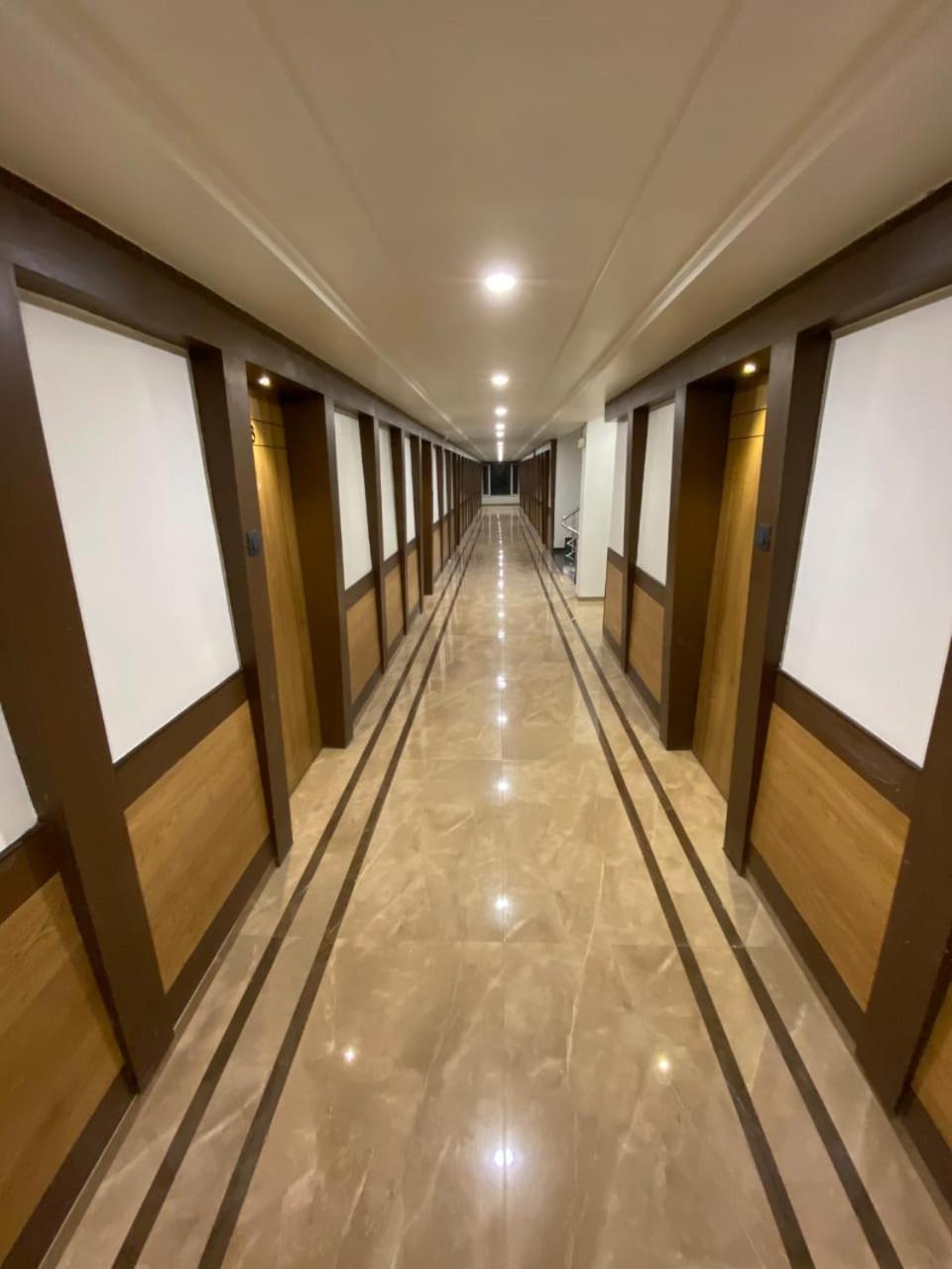 Hotel Evershine Rajkot Eksteriør billede