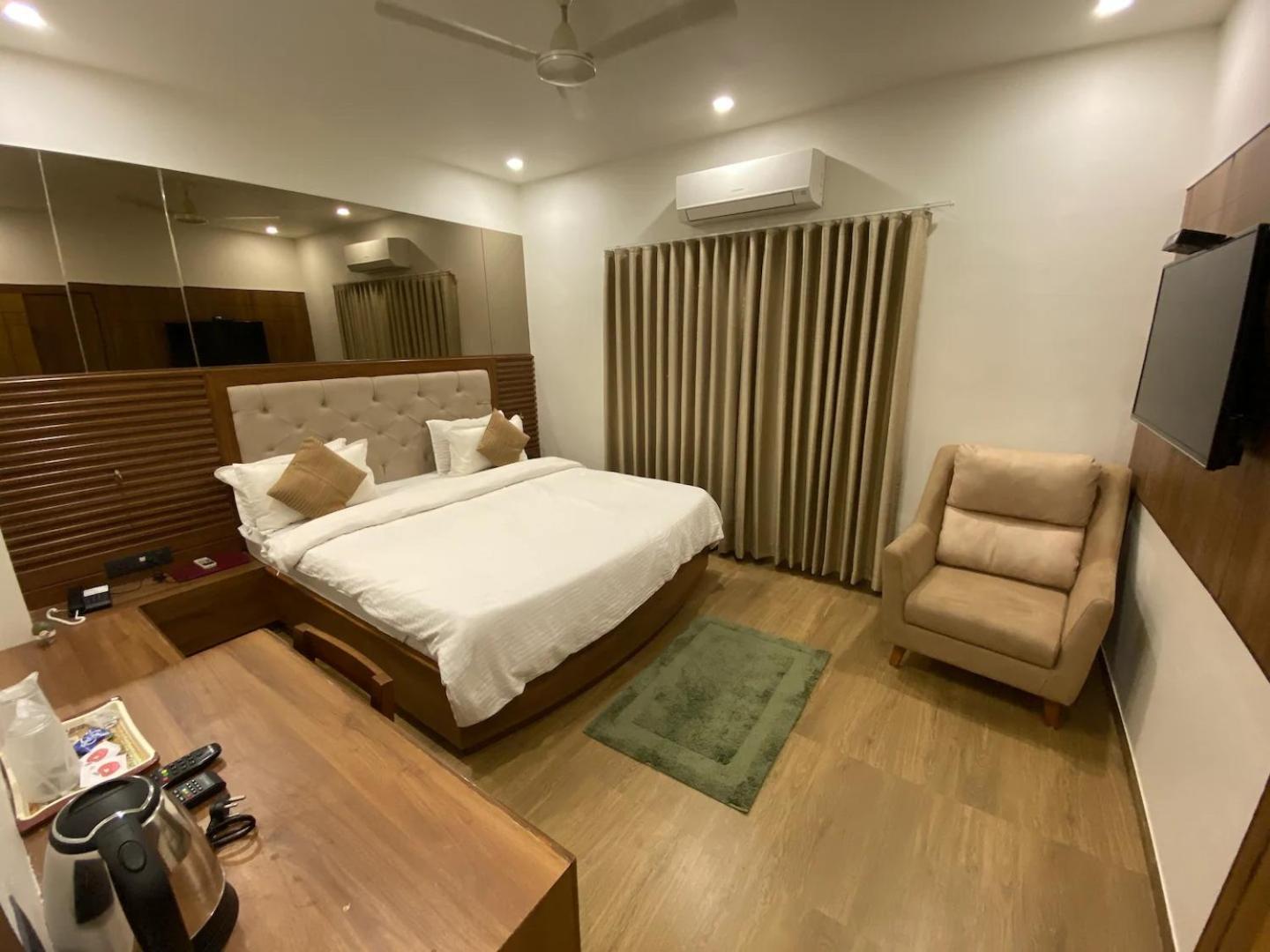 Hotel Evershine Rajkot Eksteriør billede