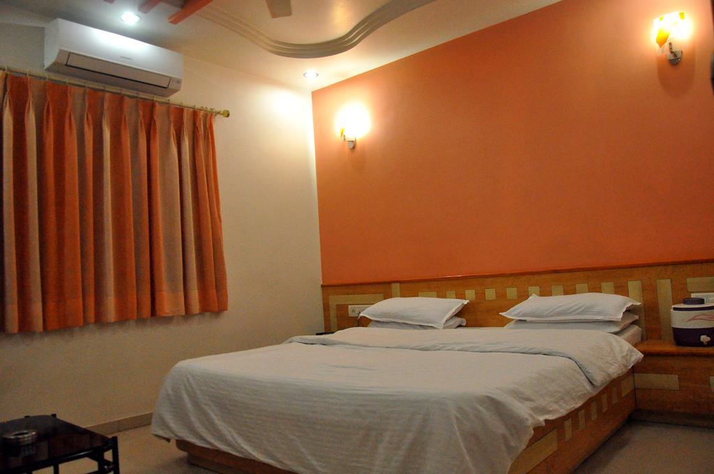 Hotel Evershine Rajkot Eksteriør billede
